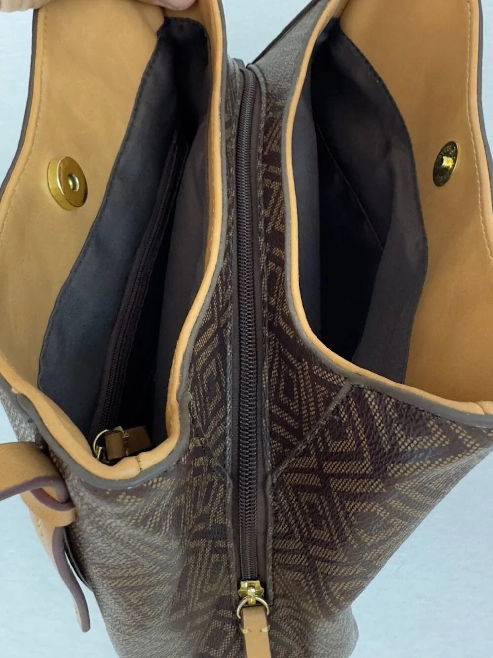 LIZ CLAIBORNE GEOMETRIC BROWN SHOULDER BAG GOLD HARDWARE ZIP SNAP INNER POCKETS